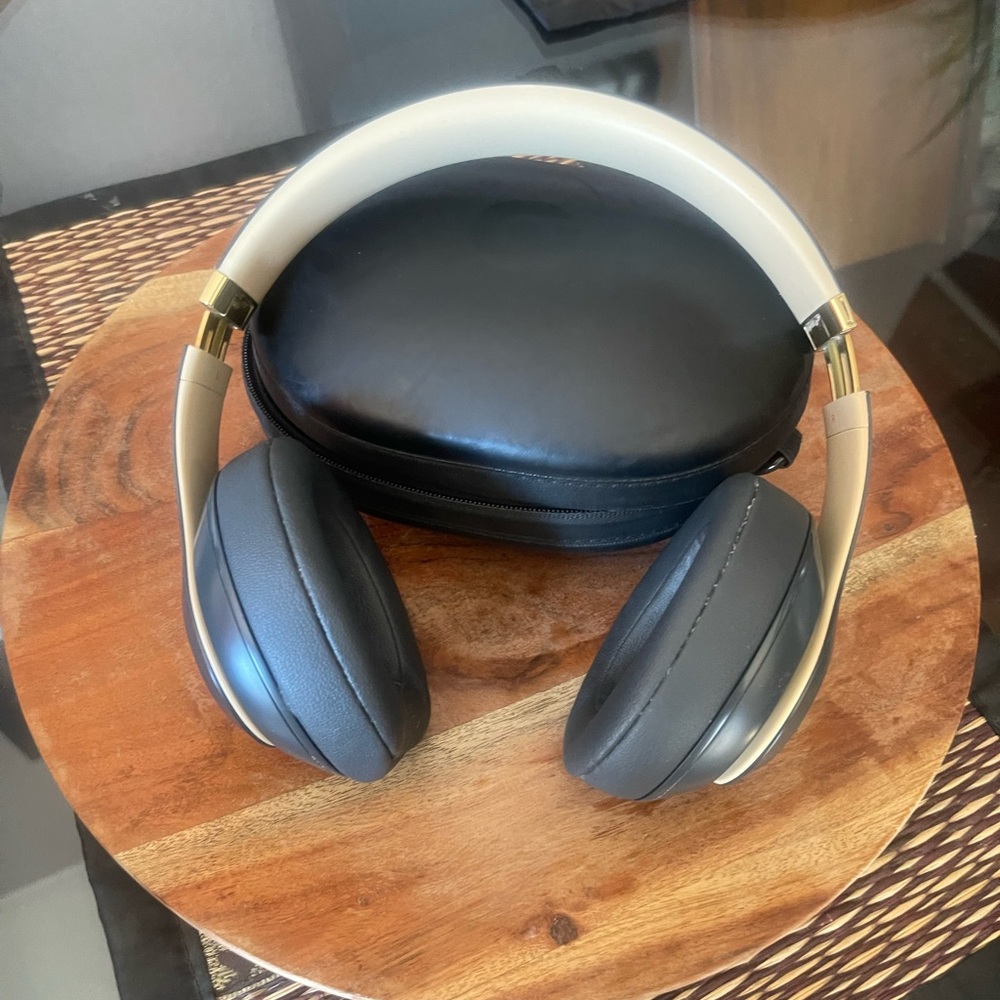 Beats Studio 3 Wireless Headphones - Picture 5 of 8